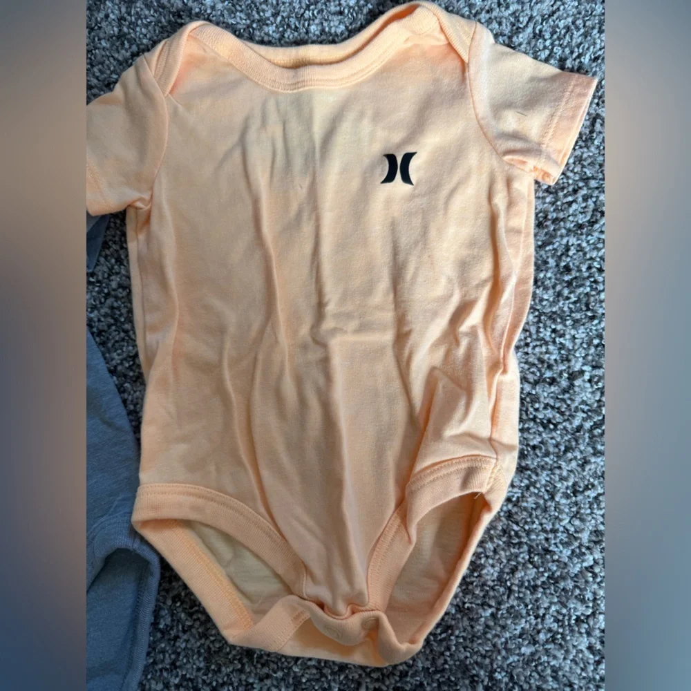 Lot of Hurley Baby Boy Short Sleeve Bodysuit Trio - Gray, Aqua, Peach Size 6mo - Picture 3 of 5